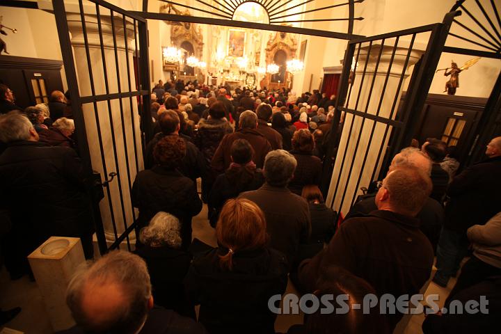 2011.11.13_18.23.24.jpg - Die kleinste Basilika Österreichs war tatsächlich zu klein, um alle Pilger der Jubiläumswallfahrt aufzunehmen.