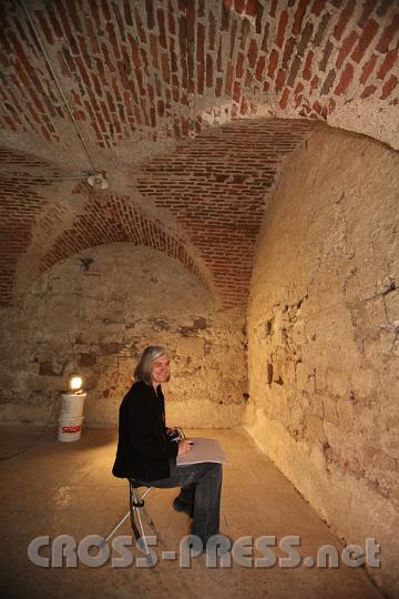 2012.04.05_10.35.24_01.jpg - Eine Archäologin zeichnet die Bauweise einer Mauer aus dem 12 Jh., die sich südlich der Klosterpforte befindet. Damals war dieser Raum ein Festsaal, durch jahrhundertelange Aufschüttung befindet er sich jetzt im Keller. Das Ziegelgewölbe ist "jung", es stammt aus der Barockzeit.