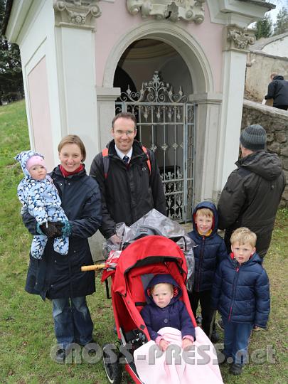 2012.04.06_15.42.14.jpg - KELLY FAMILY in Heiligenkreuz ! ;) KELLY FAMILY in Heiligenkreuz ! ;)   An der Kreuzwegandacht nahm die britisch-litauische Familie Kelly teil.   Mr. Timothy Kelly ist Professor für Dogmatik am ITI (http://www.iti.ac.at/).