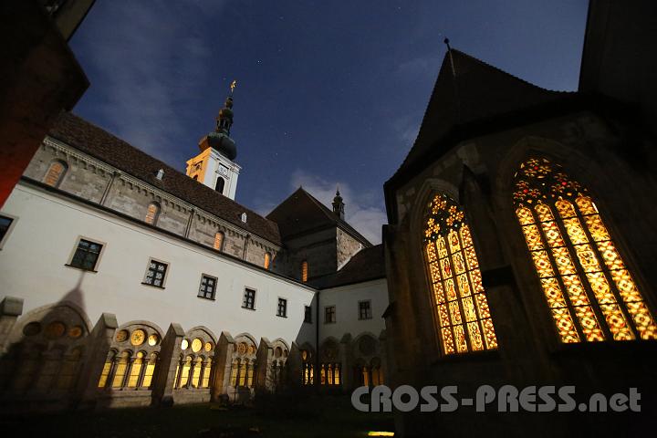 2012.04.07_00.23.13.jpg - Kreuzganghof mit Brunnenhaus, vom Vollmond beleuchtet.