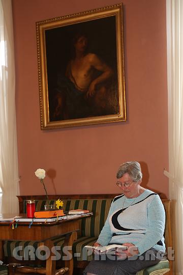 2012.04.07_09.15.40.jpg - Zu großen Festen kommen viele Menschen aus Nah und Fern nach Heiligenkreuz, um mitzufeiern und das "Haus" ist dann immer voll. Frau Wester, hier in ihrem Gästezimmer, ist immer dabei. Sie nützt auch die Gelegenheitm ihren Sohn P.Simeon zu besuchen.