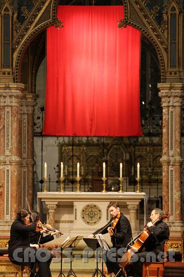 2012.04.04_20.34.04.jpg - Ein wunderschönes, gut besuchtes Passionskonzert in der Stiftskirche.  Das Razumovsky-Quartett spielte "Die sieben letzten Worte des Erlösers am Kreuz" von Joseph Haydn. P.Johannes Paul las Passionsstellen aus Evangelien.