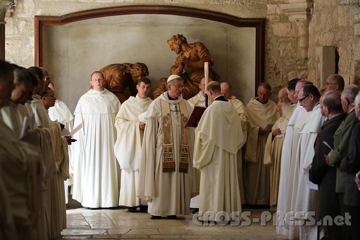 2012.04.05_11.05.07.jpg - Abt Maximilian Heim beim Eröffnungsgebet der Fußwaschungsfeier im Kreuzgang vor der Skulptur der Fußwaschung Jesu an Petrus.