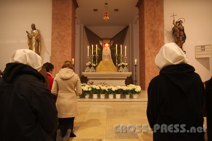 2012.04.06_19.22.41.jpg - In der Kreuzkirche wird das allerheiligste Sakrament verschleiert zur Anbetung aufgestellt. Dahinter ist die Kreuzreliquie, darunter das mit vielen Blumen geschmückte Grab Christi.