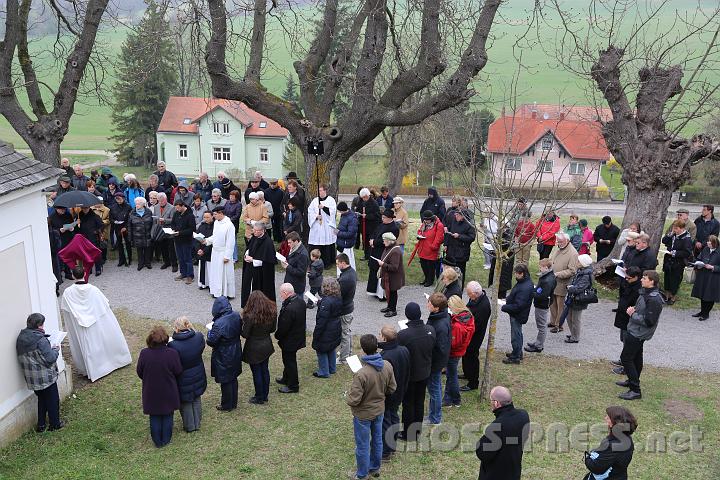 2012.04.06_14.50.53.jpg - Die Reihen der Mitbeter entstanden ganz zufällig ...