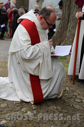 2012.04.06_15.01.16.jpg - Prior P.Simeon. "Wir beten Dich an, Herr Jesus Christus, und preisen Dich, denn durch Dein heiliges Kreuz hast Du die ganze Welt erlöst !"