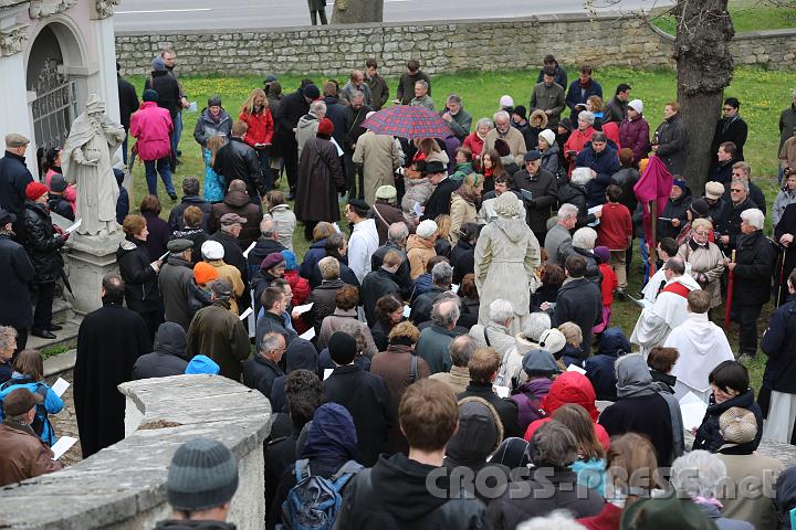 2012.04.06_15.28.43.jpg - Trotz des zur Stimmung passenden Wetters war die Beteiligung am Kreuzweg groß.