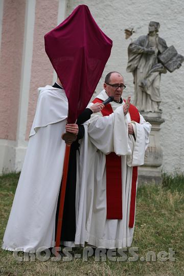 2012.04.06_15.38.00.jpg - Prior P.Simeon Wester erteilt allen Mitbetern bei der letzten Station des Kreuzweges seinen Segen.