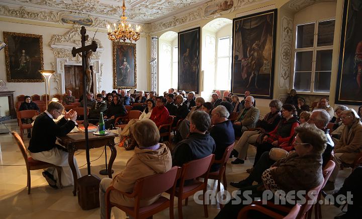 2012.04.06_16.09.19.jpg - P.Dominicus bei seiner mystagogischen Einführung am Karfreitag im Kaisersaal.