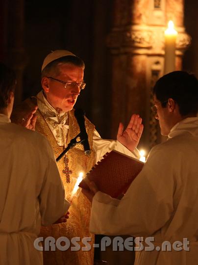 2012.04.07_22.02.37_01.jpg - Abt Maximilian Heim liest eine der vielen österlichen Fürbitten bei Kerzenlicht. Durch die kurzweilige Liturgie und das himmlisch schöne Gesanggebet der Zisterzienser Mönche verflog die dreistündige Feier im Nu. :)