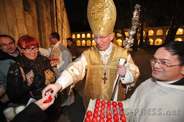 2012.04.08_00.03.23.jpg - Auch eine Tradition im Stift Heiligenkreuz: nach der heiligen Osternachtmesse verteilen der Abt und die Mönche Ostereier an Gläubige und wünschen allen frohe Ostern mit dem Gruß "Jesus ist auferstanden !"