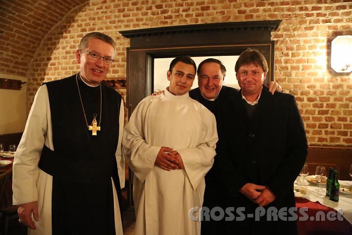 2012.04.08_00.59.19.jpg - Der Neugetaufte Josef Johannes mit Abt Maximilian Heim, seinem Taufspender P.Bernhard und seinem Paten beim Osternachtfest im Stftskeller. Josef hatte keinen leichten Weg zur Taufe. Er wollte zwar immer schon Christ werden, wegen seines andersgläubigen Vaters war es ihm erst als Volljähriger möglich.