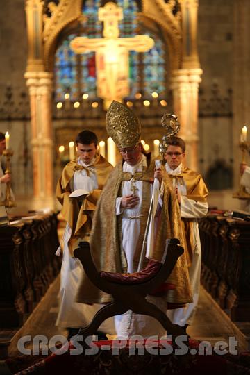 2012.04.08_18.01.54_01.jpg - Der krönende Abschluss des Triduum Paschale war die Pontifikalvesper, die ganz im Zeichen des Abtes stand. Er sitzt nicht wie sonst seitlich im Chor, sondern auf einem "römischen" Stuhl inmitten der beiden Reihen des Chorgestühls.