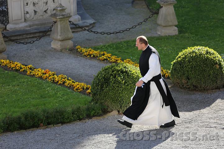 2012.04.28_08.23.29.jpg - Flotten Schrittes, so wie immer, eilt P. Karl Wallner, der nicht nur seiner Statur wegen "Pater Karl, der Große" genannt wird, zur Tagung.  :)