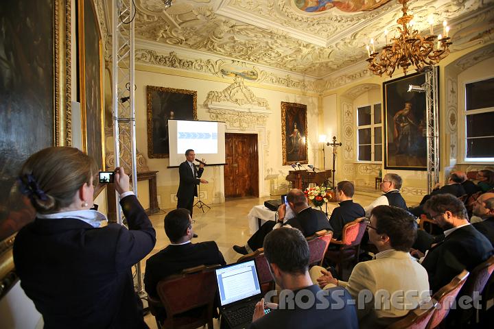 2012.04.28_08.46.27.jpg - Mediale HiTec im Kaisersaal.