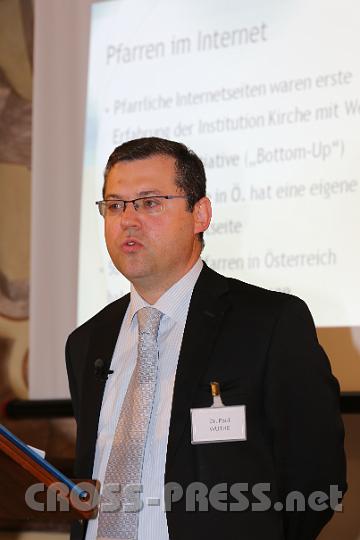 2012.04.28_11.04.34_01.jpg - Dr. Paul Wuthe, Medienreferent der Österr. Bischofskonferenz und Konsultor im päpstlichen Medienrat, drückte seine hohe Wertschätzung für das bestehende christliche Engagement in den sozialen Netzwerken aus, die er ein "neues Feld des Laienapostolats, des Zeugnisses und der Neuevangelisierung" nennt. Dieses Engagement solle nach den Prinzipien der Nächstenliebe geschehen, sie dürfen provokant, aber nicht polemisch und skandalisierend sein. Innerkirchliche Kommunikation soll nach dem Prinzip der geschwisterlichen Liebe geschehen; hieß es früher "Seht, wie sie einander lieben", so gelte jetzt: "Seht, wie und was sie miteinander kommunizieren", so Wuthe.