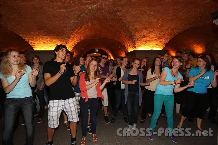 2012.06.08_20.14.56.jpg - Von Null auf Hundert ging die Lobpreis-Stimmung in der Krypta der Karmeliterkirche !   :)