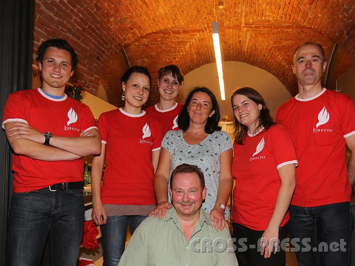 2012.06.08_21.55.26.jpg - Das Loretto-Team sorgte reichlichst für das leibliche Wohl aller Anwesenden.