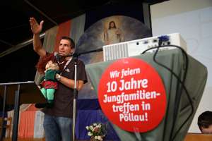 JungFamilienTreffen 2012 Robert Schmalzbauer, der Gründer und Organisator des Treffens, begrüßt die Teilnehmer - zusammen mit seiner Handpuppe 