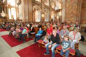 JungFamilienTreffen 2012 So fröhlich und bunt ist die Pöllauer Pfarrkirche mit den vielen Kindern...