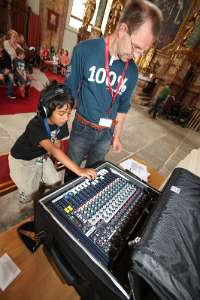 JungFamilienTreffen 2012 Jan assistiert seinem Vater Peter Ungar bei der Übertragung der Messe. Alle Veranstaltungen des Treffens wurden live von Radio Maria übertragen und von K-TV...