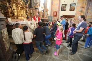 JungFamilienTreffen 2012 Beim Kommunionempfang knien alle.