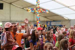 JungFamilienTreffen 2012 Um 8:50 begann im großen Zelt der tägliche Morgenlobpreis mit Biene Maja.