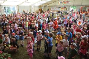 JungFamilienTreffen 2012 Nicht nur die Kinder sehen gespannt zu: die Geschichten von Maja und Willi sind lustig, doch auch lehrreich für den Glauben.