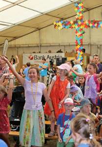 JungFamilienTreffen 2012 Beim Morgenlob der Kinder werden auch Kisi-Kids Lieder gesungen und getanzt.