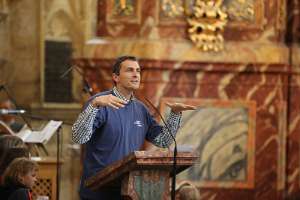 JungFamilienTreffen 2012 Robert Schmalzbauer informiert über den Ablauf der Liturgie in der Wallfahrtskirche am Pöllauberg. In den vergangenen 10 Jahren hat es nie so lange so intensiv...