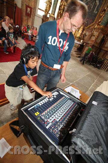 2012.07.17_17.10.03.jpg - Jan assistiert seinem Vater Peter Ungar bei der bertragung der Messe. Alle Veranstaltungen des Treffens wurden live von Radio Maria bertragen und von K-TV aufgezeichnet.