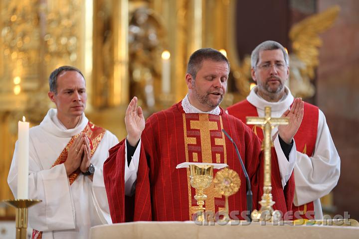 2012.07.17_17.13.27_01.jpg - Diakon Stefan Lebesmhlbacher, P.Andreas Hasenburger und Hw.Andreas Schtzle zelebrieren die heilige Messe.