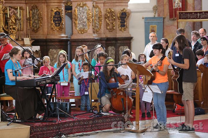 2012.07.17_17.45.19.jpg - Monika Hacker (an der Orgel) ist eine "Super-Pfarrfrau": neben ihrer Arbeit als Haushlterin bettigt sie sich als Mesnerin und als "Pastoralassistentin" in Pllau und am Pllauberg. Sie hat eine wunderbare Stimme und versteht es, die Jugendlichen zum Mitmachen zu begeistern.