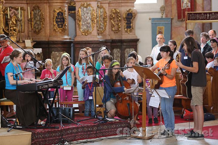 2012.07.17_17.45.19.jpg - Monika Hacker (an der Orgel) ist eine "Super-Pfarrfrau": neben ihrer Arbeit als Haushlterin bettigt sie sich als Mesnerin und als "Pastoralassistentin" in Pllau und am Pllauberg. Sie hat eine wunderbare Stimme und versteht es, die Jugendlichen zum Mitmachen zu begeistern.