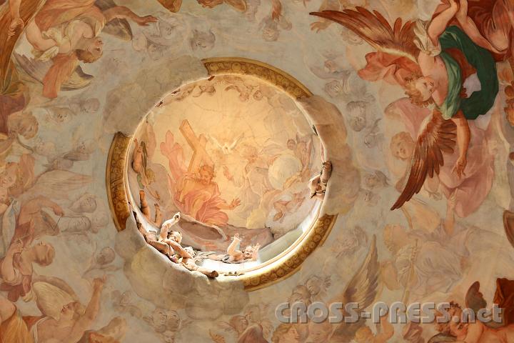 2012.07.17_17.54.40.jpg - Durch die oberste Kuppel der Pöllauer Kirche, die nach dem großen Vorbild des Petersdomes gebaut wurde, fliegen die Englein ein und aus.  ;)