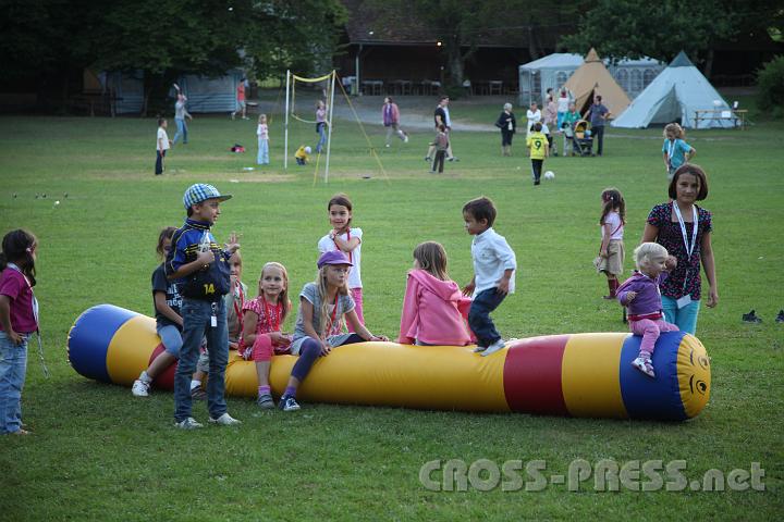 2012.07.17_20.21.14.jpg - Noch um halbneun war Hochbetrieb am groen Spielplatz.