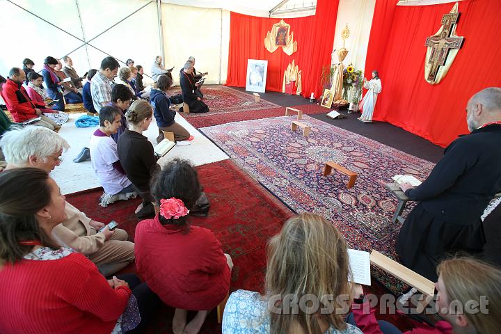 2012.07.18_07.23.47.jpg - Jeden Tag gab es um 7:15 Uhr Laudes im Anbetungszelt mit Hw. Andreas Schätzle und anderen Priestern.