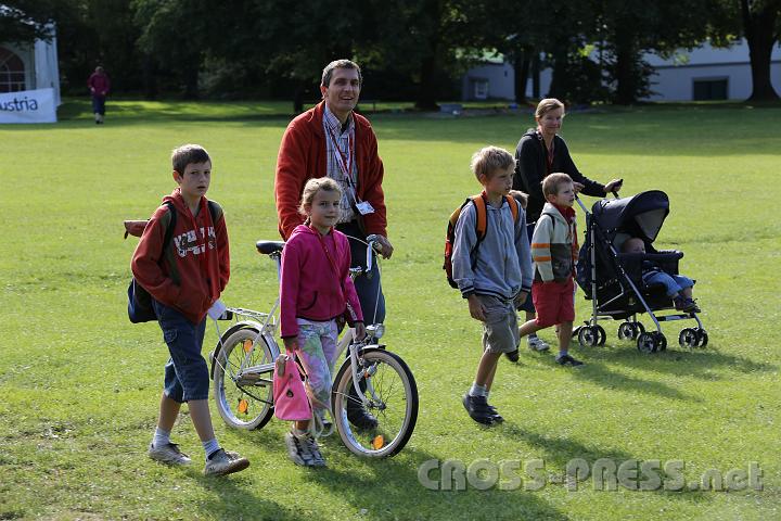 2012.07.18_08.03.36.jpg - Der Veranstalter Robert Schmalzbauer mit (einem Teil) seiner Familie.