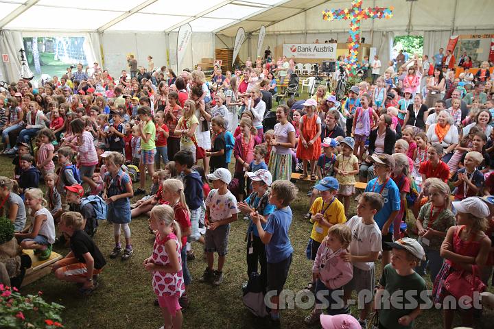 2012.07.18_09.02.02.jpg - Nicht nur die Kinder sehen gespannt zu: die Geschichten von Maja und Willi sind lustig, doch auch lehrreich für den Glauben.