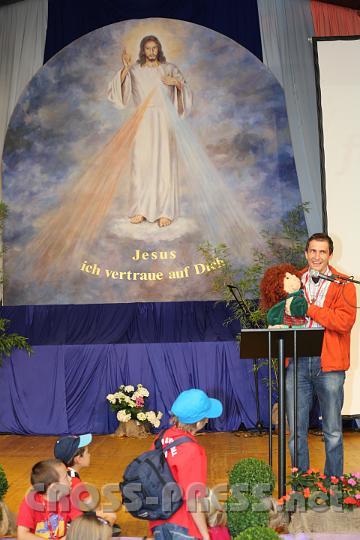 2012.07.18_09.20.18.jpg - Robert Schmalzbauer entlässt die Kinder in ihre Gruppen und kündigt den "hochkarätigen" Vortragenden an.