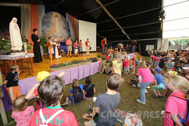 2012.07.18_09.26.12.jpg - Die Kinder werden in Gruppen eingeteilt: Gummibärli, Springmäuse, VS-Mädchen, VS-Buben, große Mädels, große Burschen.