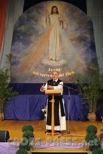 2012.07.18_09.44.26.jpg - Altabt Gregor Henckel Donnersmarck erzählt in seinem Vortrag "Mein Leben als Geschenk" von der Flucht seiner Eltern aus ihrem Schloss in Schlesien, als er erst 2 Jahre alt war, bis hin zu seiner Berufung zum Ordensleben.