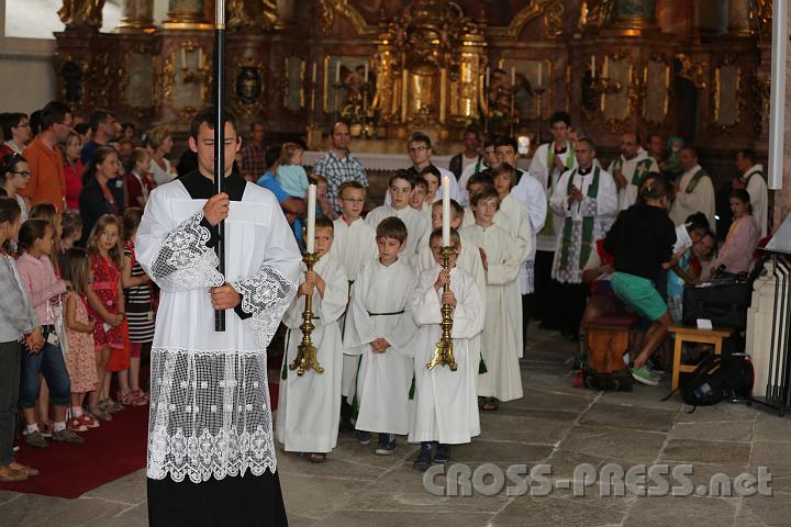 2012.07.18_11.34.26.jpg - Einzug in die Pöllauer Pfarrkirche.