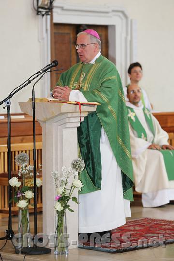 2012.07.18_11.47.02.jpg - Die Predigt hielt Altabt Gregor Henckel Donnersmarck zum Evangelium: "Ich Preise Dich Vater, weil Du all das den Weisen und Klugen verborgen, den Unmündigen aber geoffenbart hast". "Nehmt die Fragen eurer Kinder ernst.  Es sind tief religiöse Fragen, denn Kinder sind religiöse Genies. Sie sind ein Geschenk an uns, unseren Glauben neu zu begreifen."