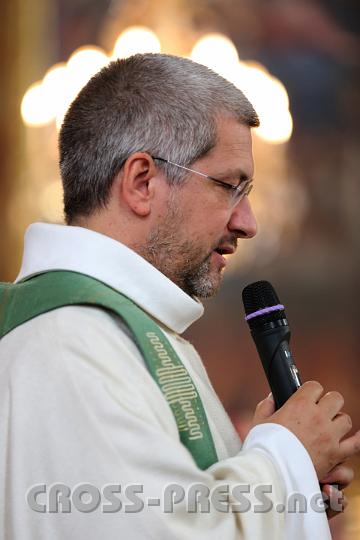 2012.07.18_11.53.43.jpg - Hw. Andreas Schätzle betet die Fürbitten. Seinem unermüdlichen Einsatz für die Kirche und diesem Heiligenschein nach, könnte schon über seine Seligsprechung nachgedacht werden.  ;)))