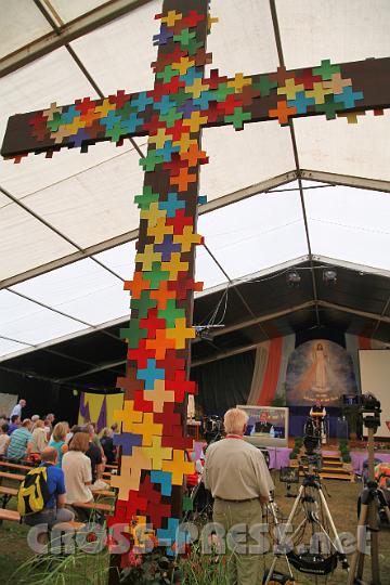 2012.07.18_15.54.34.jpg - Im Hauptzelt stand ein großes buntes Holzkreuz.