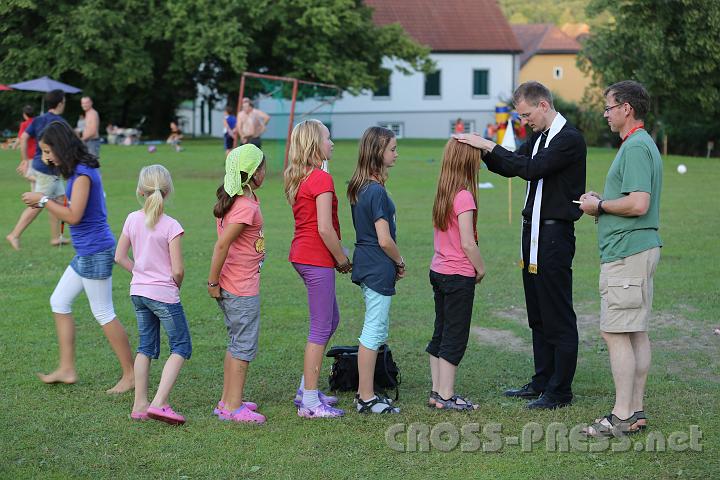 2012.07.18_19.59.34.jpg - Daneben spendete P.Georg seinen Primizsegen.