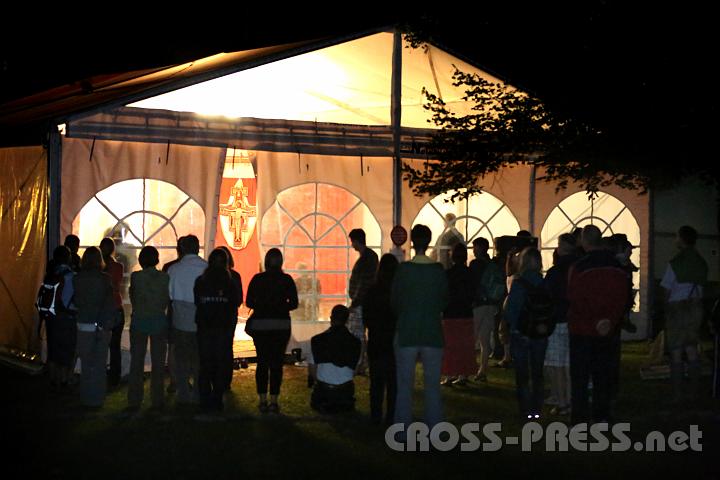 2012.07.18_22.08.47.jpg - Großer Andrang beim Anbetungszelt.