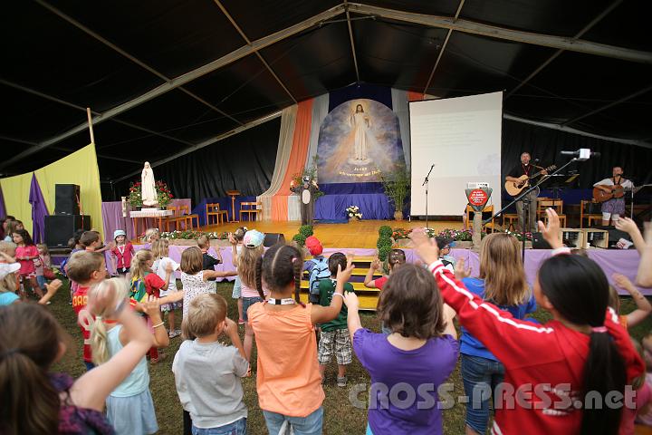 2012.07.19_08.56.29.jpg - Den Lobpreis der Kinder gab es jeden Tag.