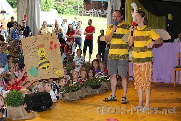 2012.07.19_09.08.31.jpg - Im Kinderprogramm konnten die Kleinen nicht nur ausgelassen toben, sondern bekamen auch Glaubensinhalte altersgerecht vermittelt (von Birgit & Wolfgang Linhart alias Biene Maja & Willi).